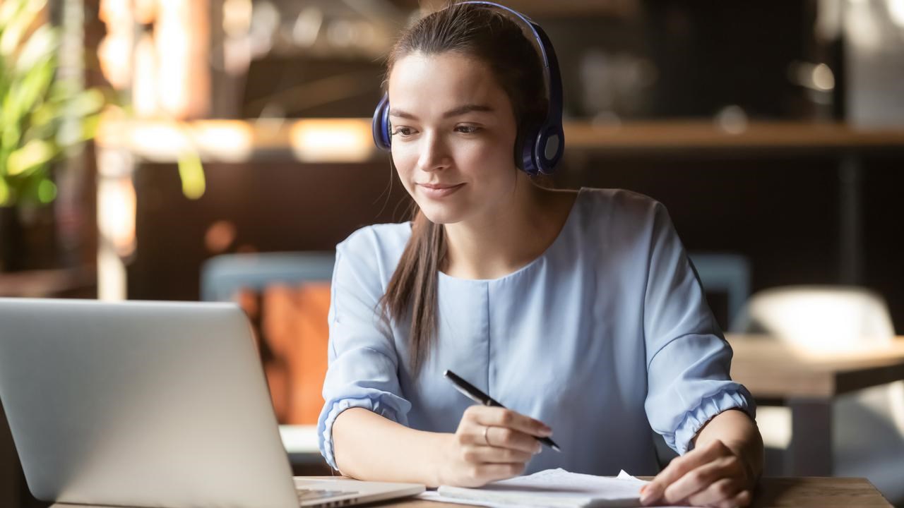 Kvinna som sitter i framför datorn i ett digitalt möte.