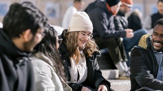 Internationella studenter utanför Lindellhallen.