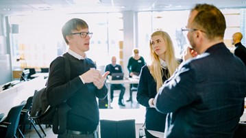 Deltagare samtalar under evenemanget AIMday – en mötesform för forskare, företag och organisationer.
