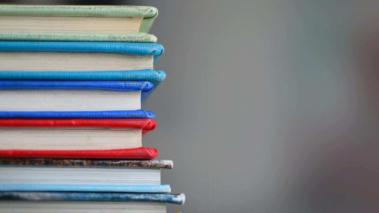 Färgglada böcker i en hög