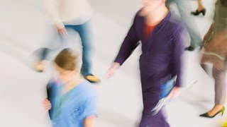 suddig bild på personer i rörelse.