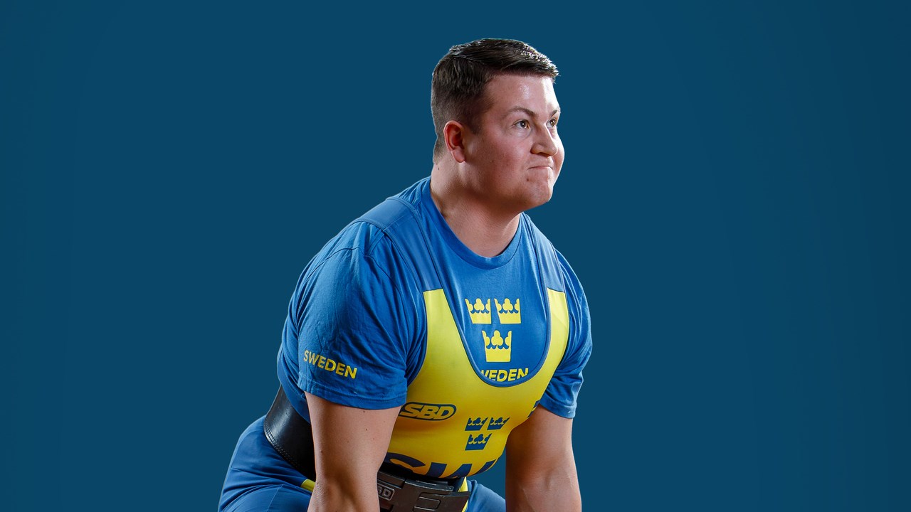Emil Johansson kombinerar studier vid Umeå universitet med en elitidrottssatsning i styrkelyft.