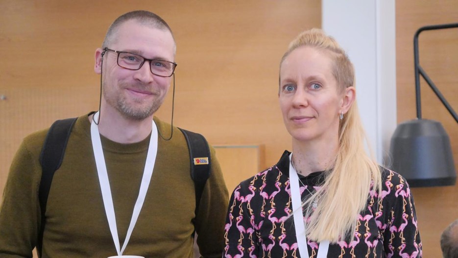 Peter Ström och Hanna Söderlund står bredvid varandra och tittar in i kameran.