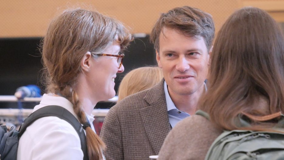 En grupp människor som står bredvid varandra.