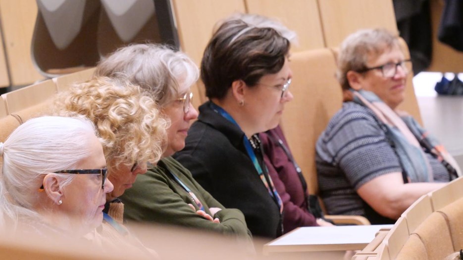 En grupp kvinnor som sitter vid ett bord.
