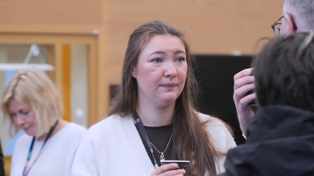 En grupp människor som står runt varandra.