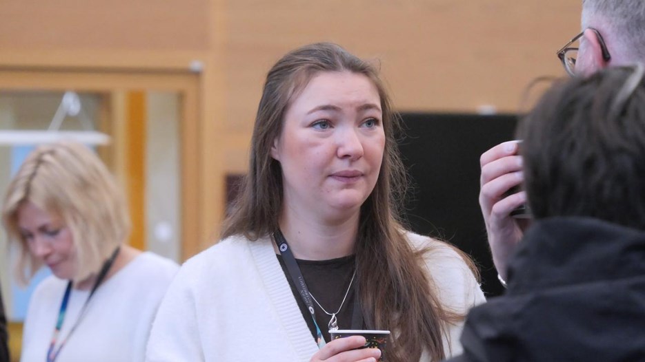 En grupp människor som står runt varandra.