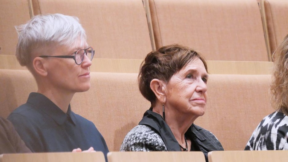 En grupp människor som sitter bredvid varandra i en föreläsningssal.