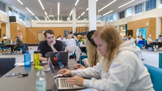 Studenter i vardagsrummet i Humanisthuset.