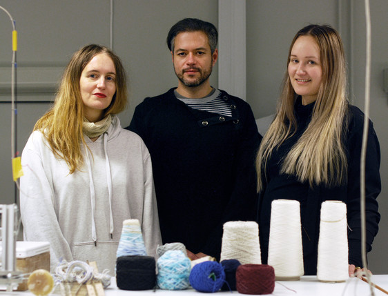 Foto av Minna Palmqvist, Ricardo O'Nascimento och Linnéa Therese Dimitriou på SoftLab, Umeå universitet.