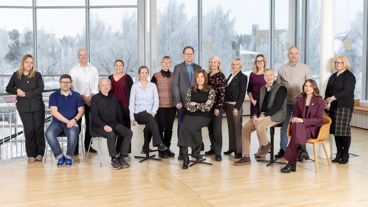 En grupp m&auml;nniskor som st&aring;r bredvid varandra.