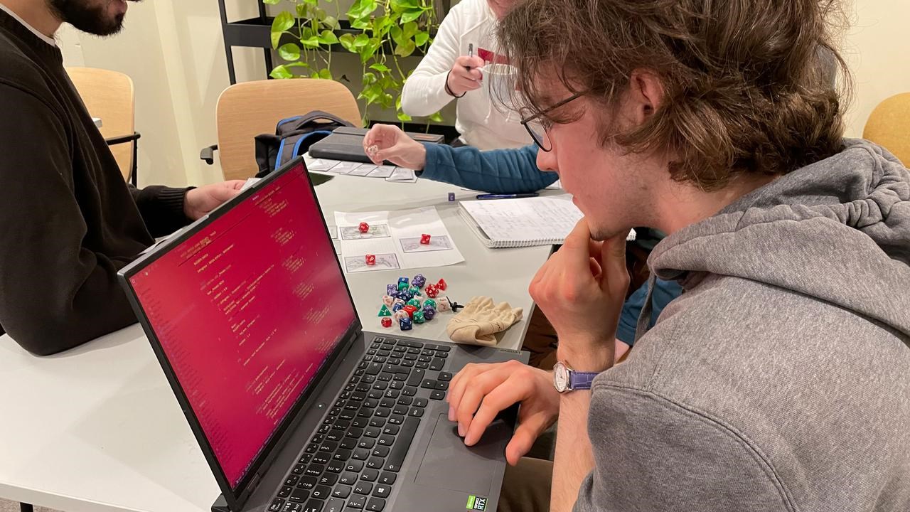 John H&ouml;rvall arbetar med kod vid sin laptop.