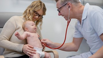 Forskaren och läkaren Magnus Domellöf lyssnar på hjärtat på en bebis.