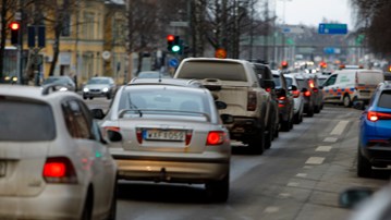 Bilar i kö i stadstrafik.