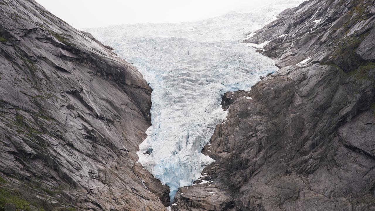 Bild på glaciär som tränger ned mellan två bergssidor