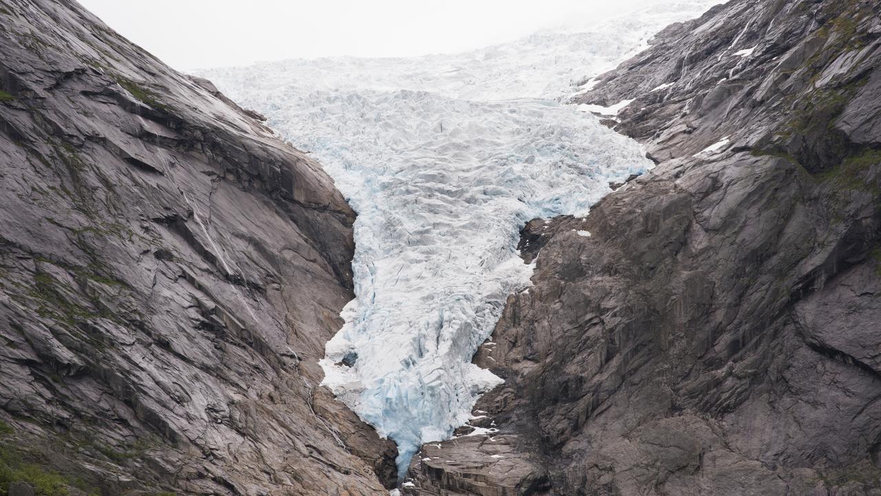 Bild p&aring; glaci&auml;r som tr&auml;nger ned mellan tv&aring; bergssidor