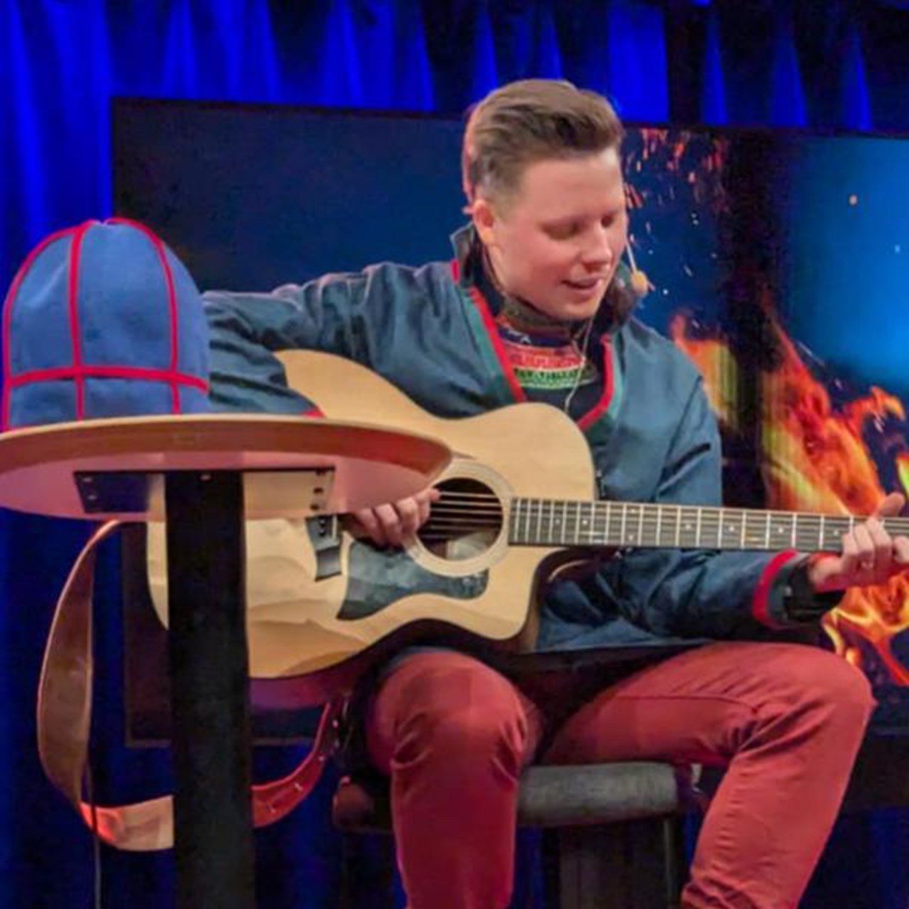 Oscar Sedholm p&aring; scen med gitarr