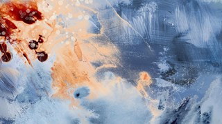 Abstrakta färgformer i blått och orange överlagrar ett fotografi av campusbyggnader vid campusdammen.