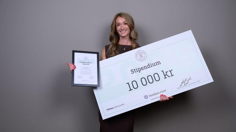 Olivia Lundin som håller en stor check och ett diplom i händerna.