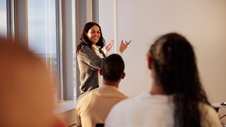 kvinna som talar inför människor