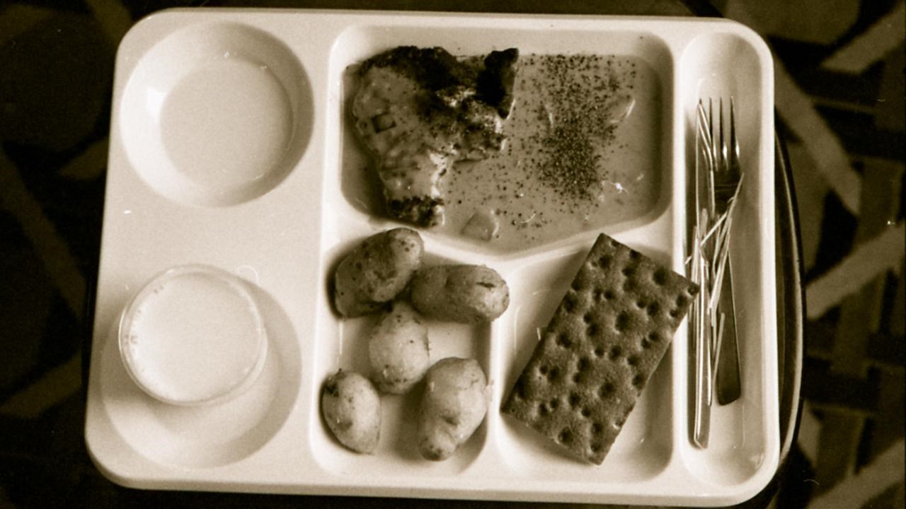 Mat på plastbricka med fördjupningar, på lunchrestaurang Snabben i Universumhuset på Umeå universitet under 1970-80-talen.