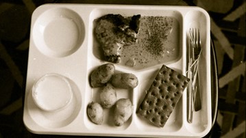 Mat på plastbricka med fördjupningar, på lunchrestaurang Snabben i Universumhuset på Umeå universitet under 1970-80-talen.