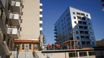 Den 30 september invigdes de tre bostadshusen på Lasarettsbacken 5 vid cykelbron Svingen i Umeå universitetsstad