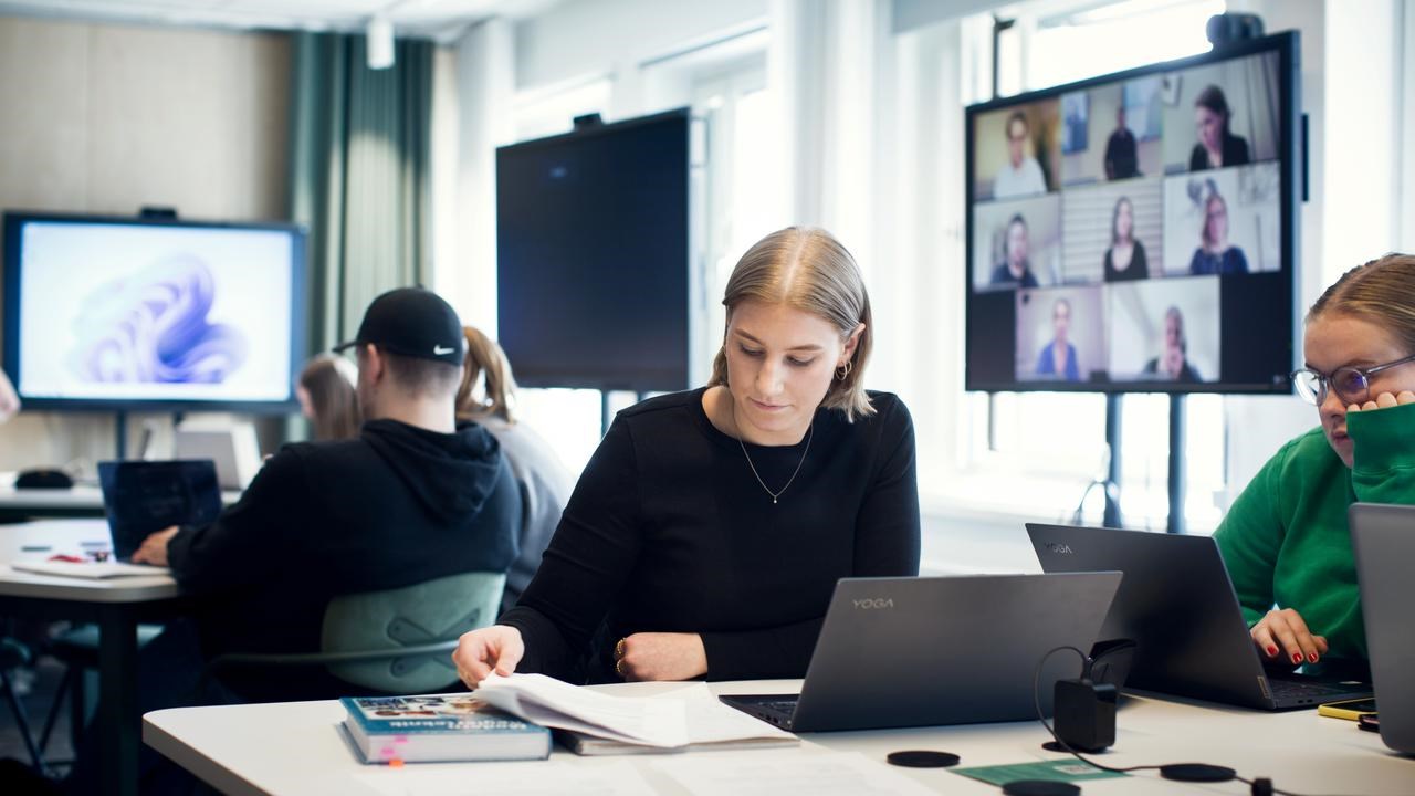 Studenter som deltar i undervisning fysiskt och digitalt.