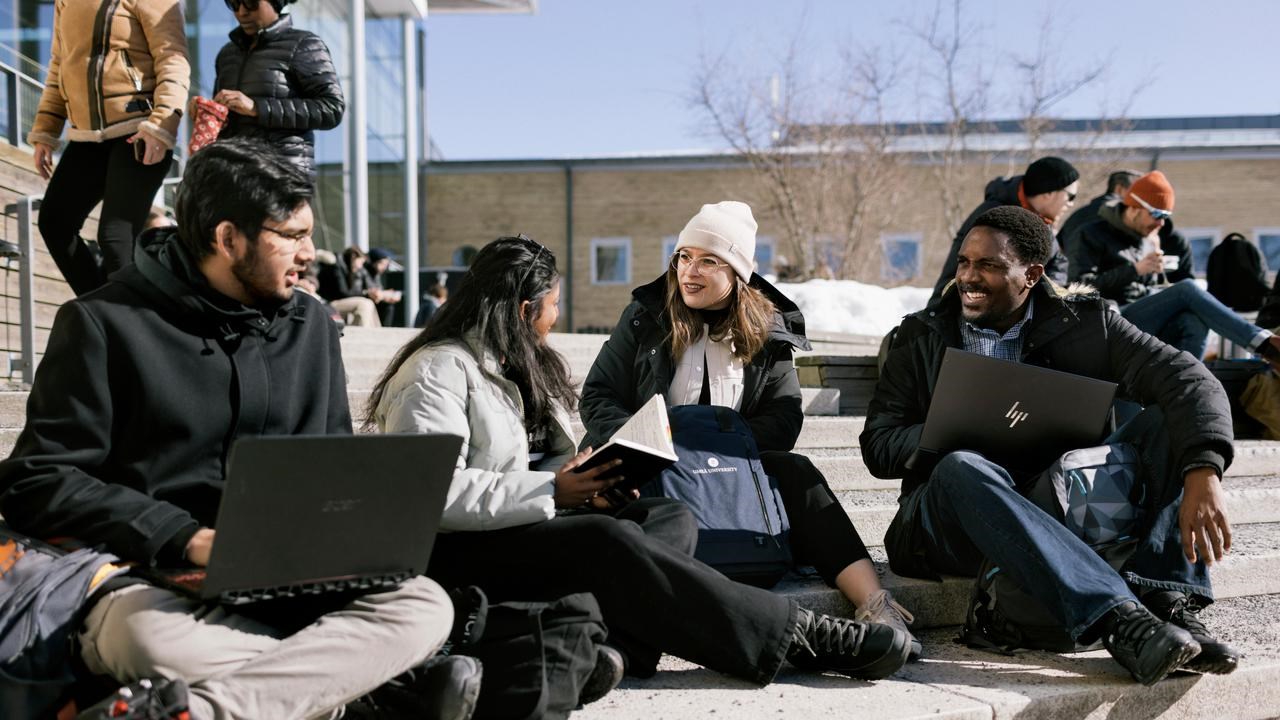 Internationella studenter utanför Lindellhallen.