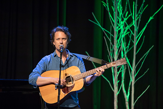 Bild på Jakob Algesten som spelar gitarr på scenen