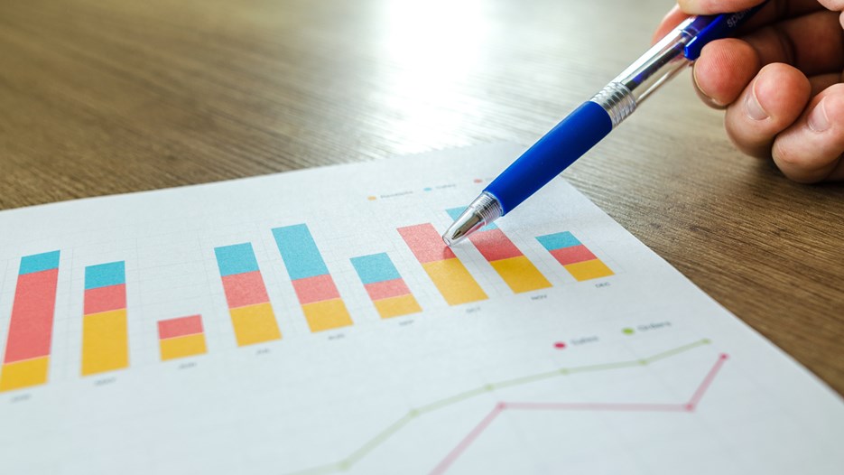 Statistik och stapeldiagram utpekade med penna