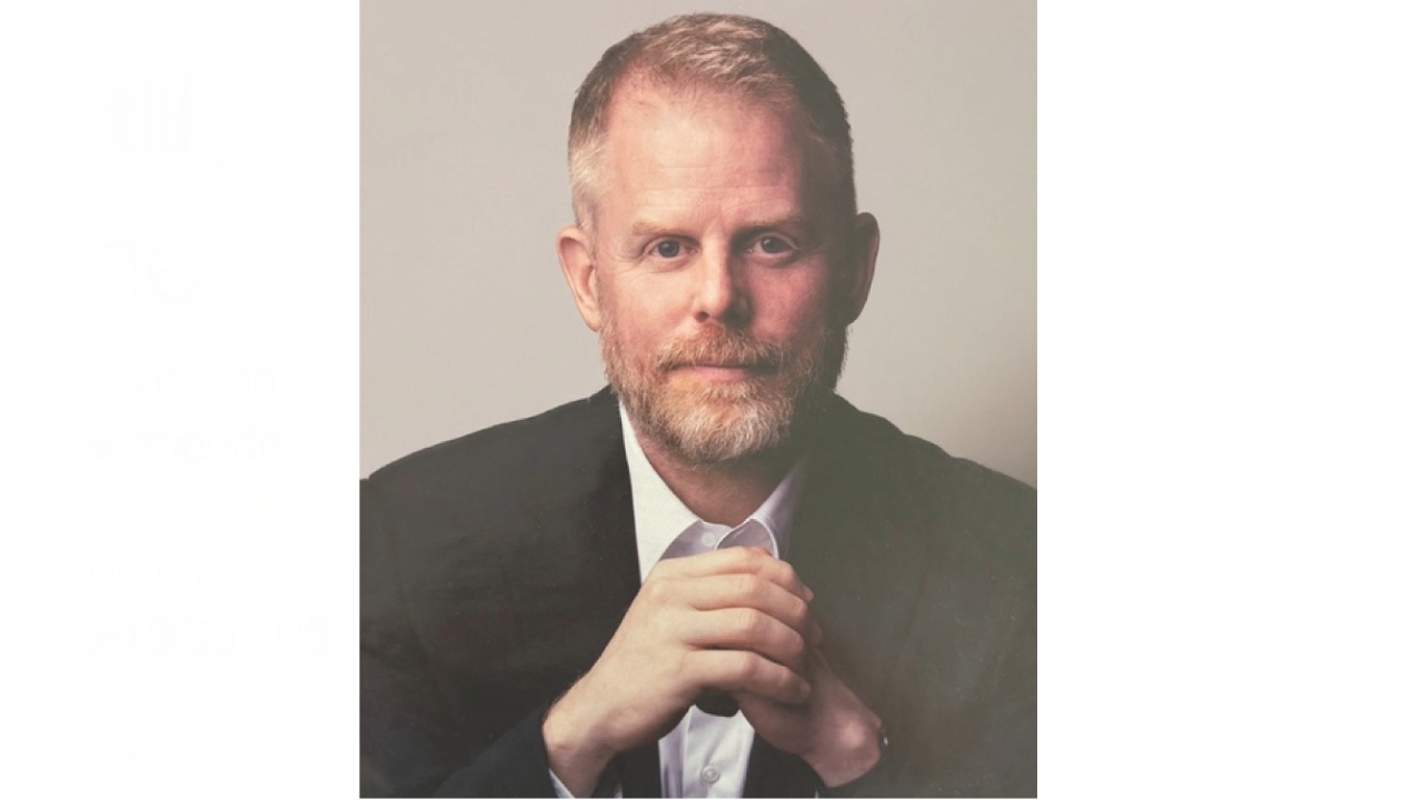 A man in a suit and tie posing for a picture.