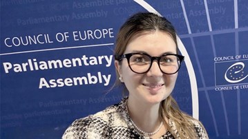 Burcin Genis-Ergün på konferens i Strasbourg