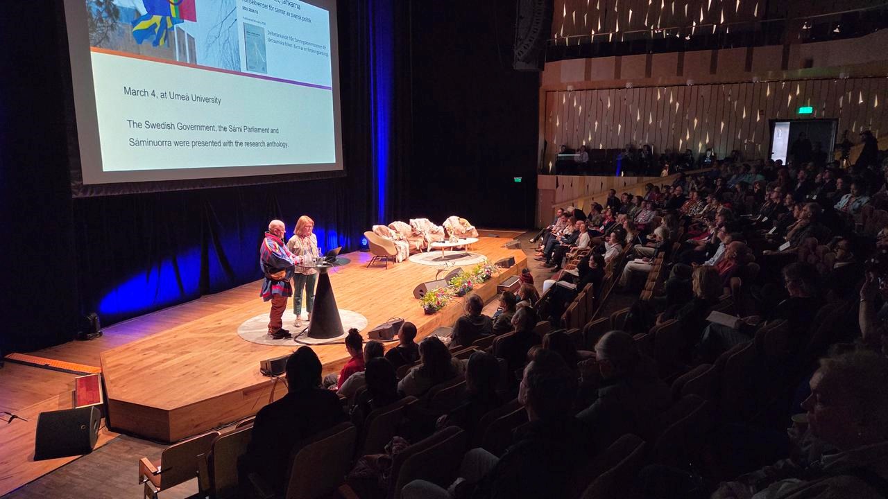 Arctic Art Summit med kontext: Under Arctic Arts Summits andra dag presenterades de viktigaste slutsatserna från den Svenska sanningskommissionens kommande rapport av forskaren Krister Stoor, Várdduo, och Kaisa Syrjänen Schaal, ordförande för sanningskommissionen, inför ett fullsatt Idun.