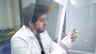 Alef dos Santos, postdoctor at the Department of Chemistry, studies biosignatures to prepare for future Mars missions.Alef dos Santos, postdoktor vid Kemiska institutionen, forskar på biosignaturer som kan användas för framtida Marsströvare.
