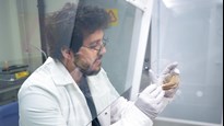 Alef dos Santos, postdoctor at the Department of Chemistry, studies biosignatures to prepare for future Mars missions.Alef dos Santos, postdoktor vid Kemiska institutionen, forskar på biosignaturer som kan användas för framtida Marsströvare.