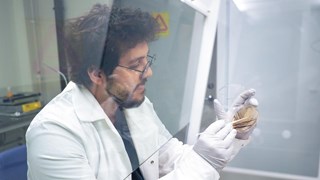 Alef dos Santos, postdoctor at the Department of Chemistry, studies biosignatures to prepare for future Mars missions.Alef dos Santos, postdoktor vid Kemiska institutionen, forskar på biosignaturer som kan användas för framtida Marsströvare.