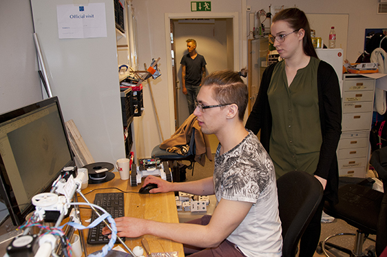 Filip Strandberg and Pauline Eklund are working on designing parts to a robot arm for 3D-printing. 