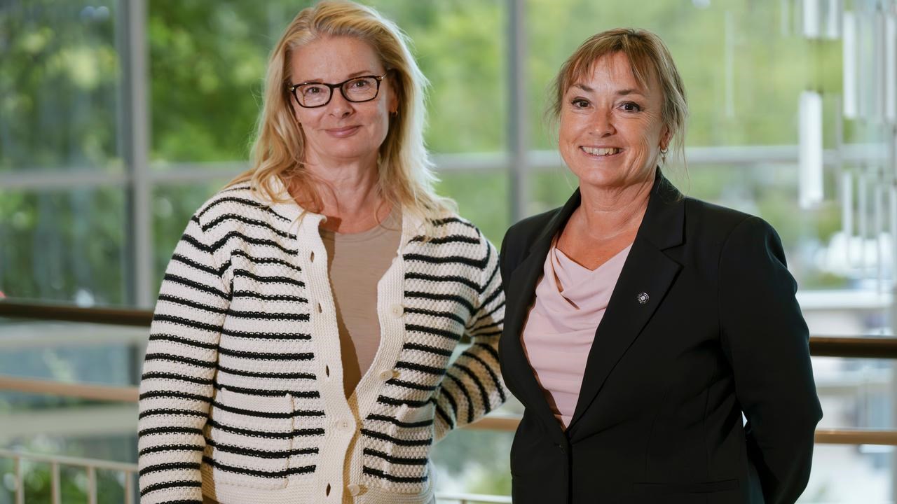 Minister Lotta Edholm och rektor Tora Holmberg