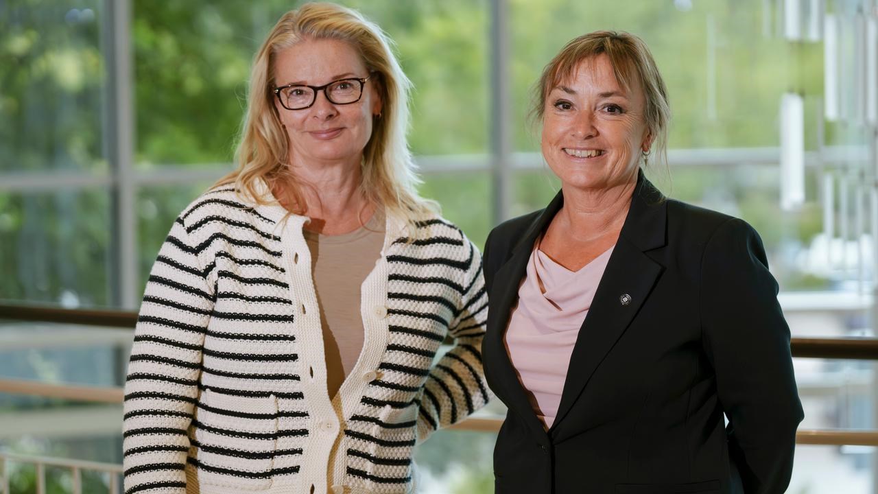 Minister Lotta Edholm och rektor Tora Holmberg