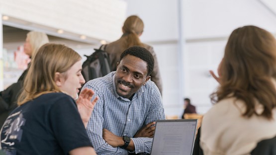 Internationella studenter studerar i caféet i Lindellhallen