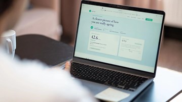En laptop står på ett bord, på skärmen finns en bedömning av användarens åldrande.