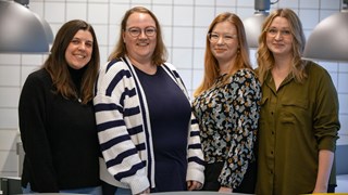 Fyra kvinnor står bredvid varandra. 