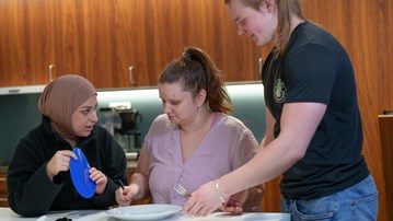 Syns i bild: Tuka Al-Kinani, Anna Strand och Rasmus Nilsson Jonasson.Nyckelord: Arbetsterapeutstudenter gör aktivitet i kök