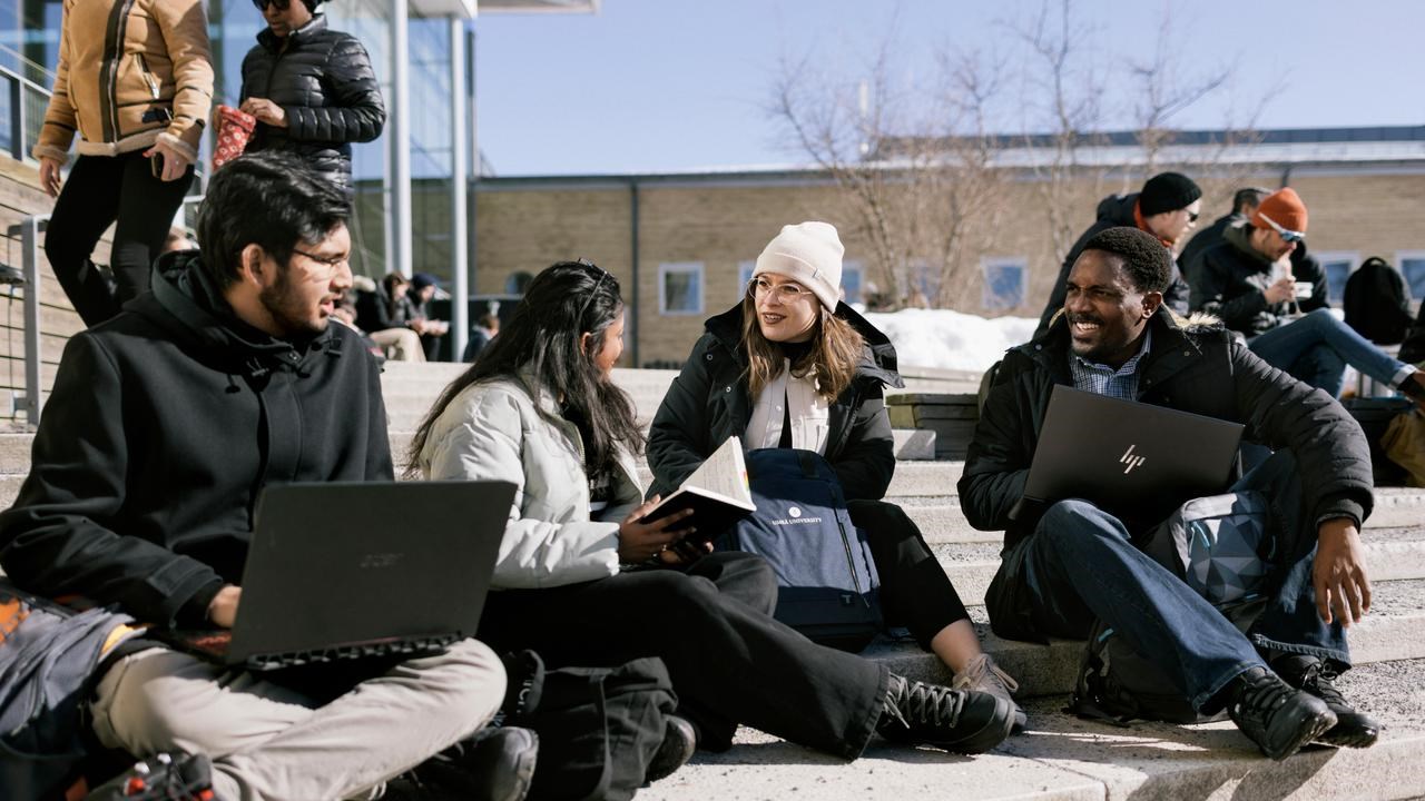 Internationella studenter utanför Lindellhallen.