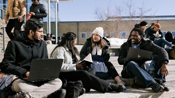 Internationella studenter utanför Lindellhallen.
