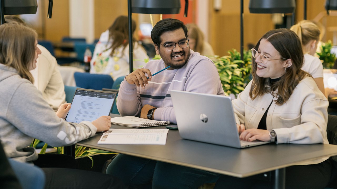 Internationella studenter studerar i Humanisthuset