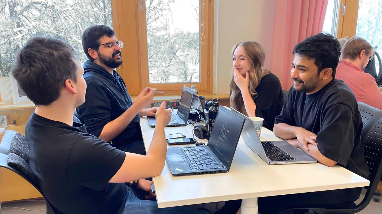 Teamet arbetar i labbet