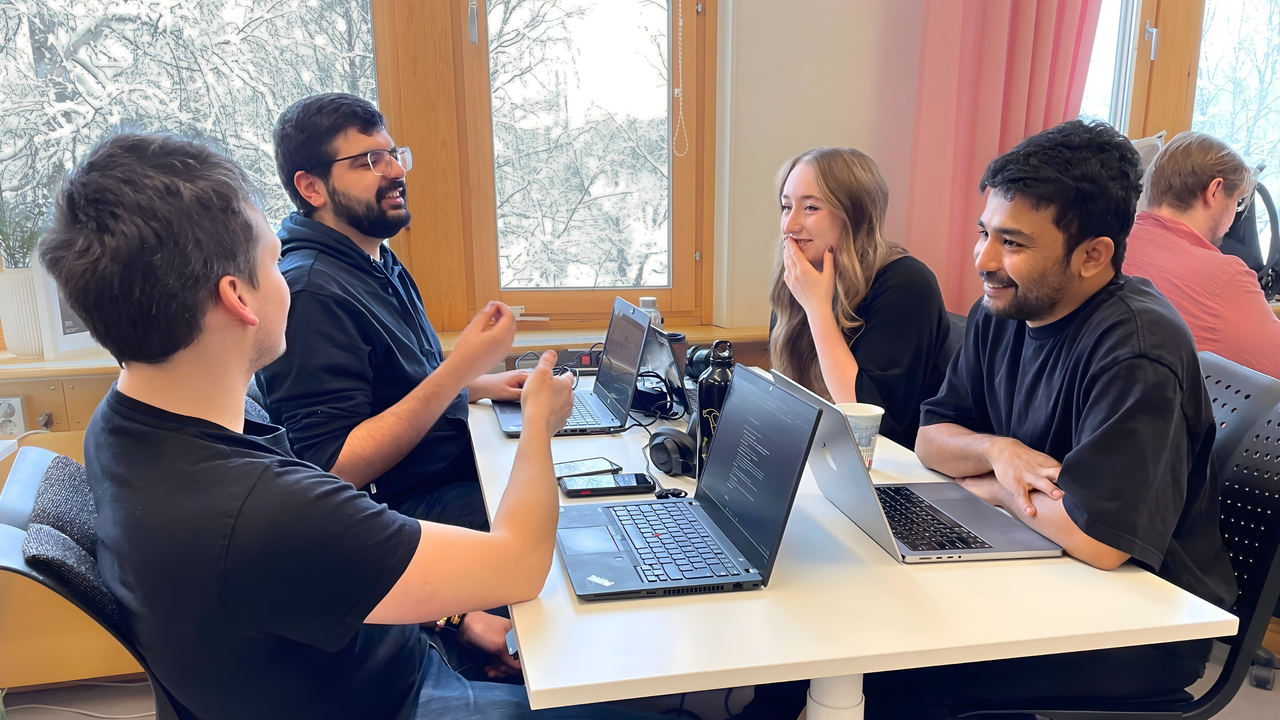 The team works in the lab.