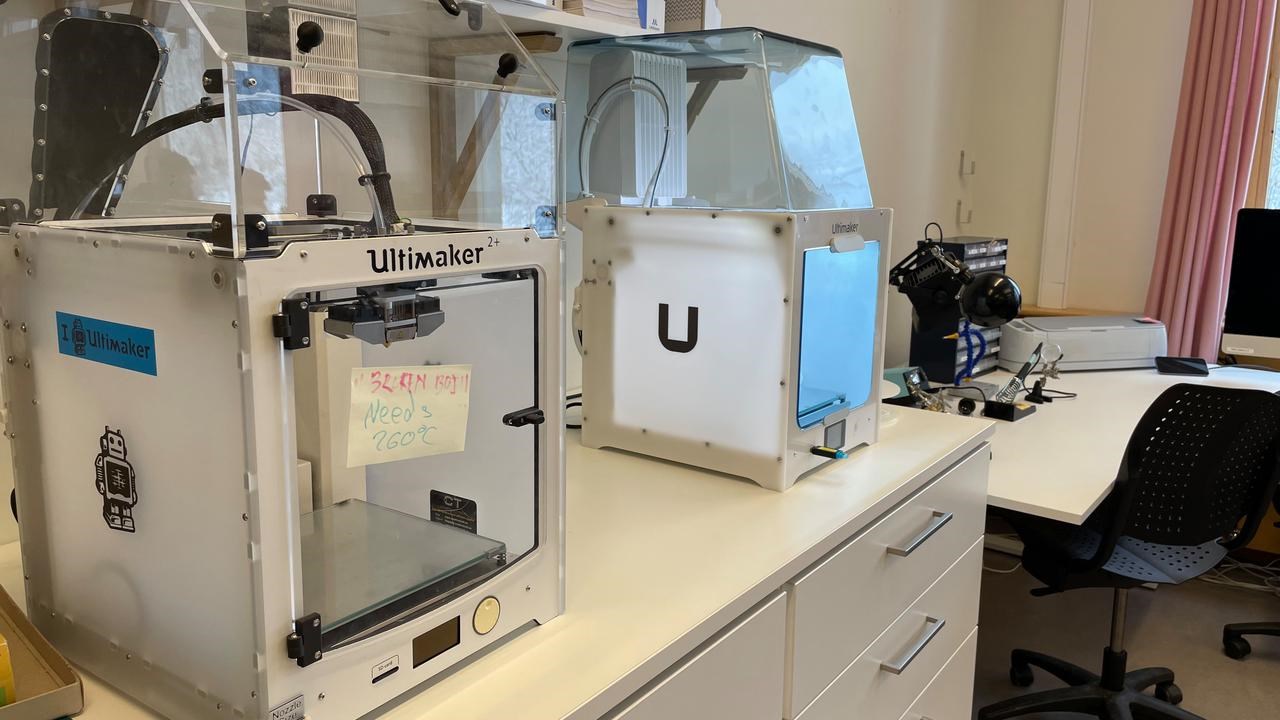 Lab environment and two 3D printers.